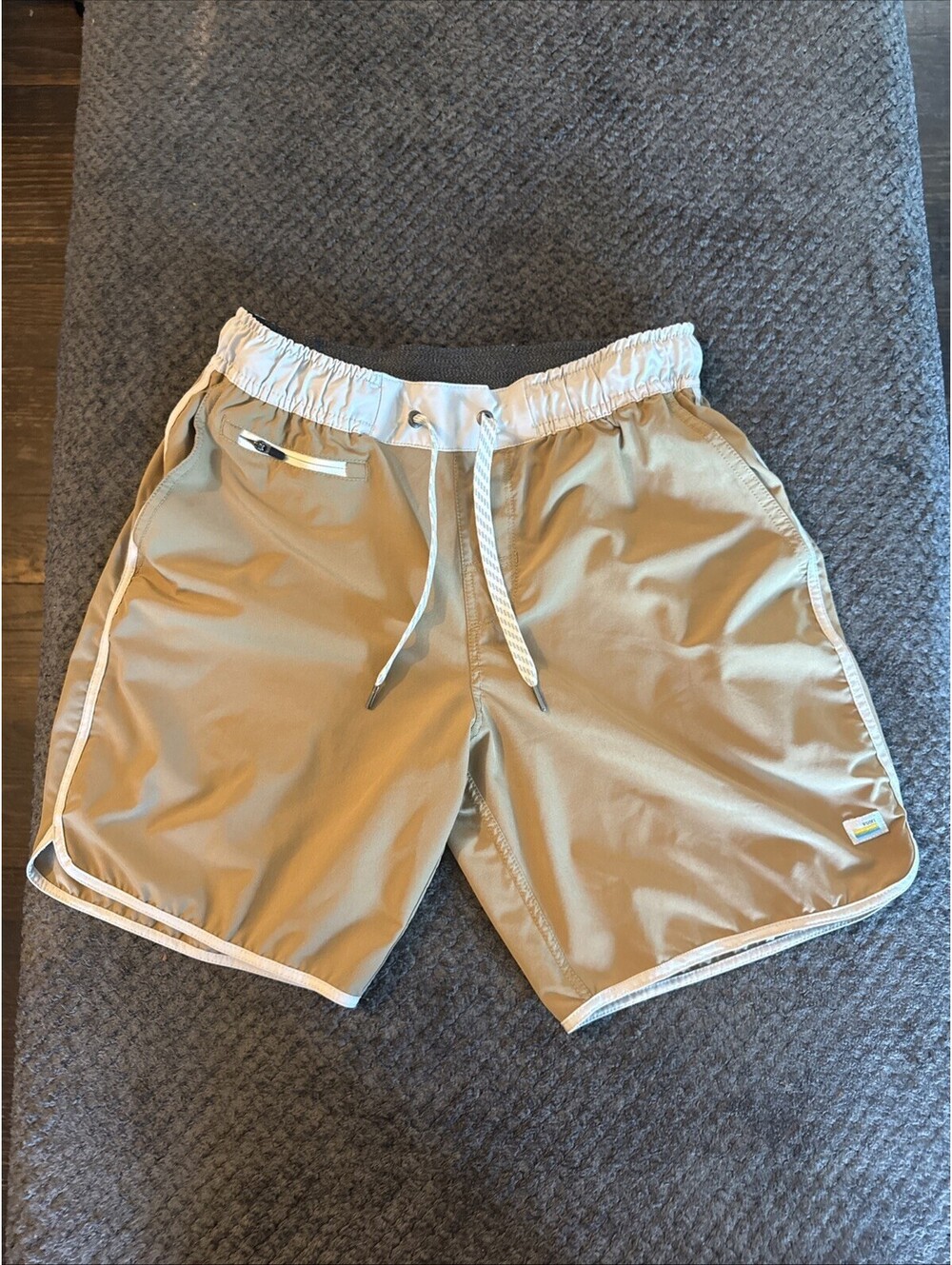 Vuori Shorts Mens Small Beige Tan Drawstring Athletic Swim Boardshort Quick Dry